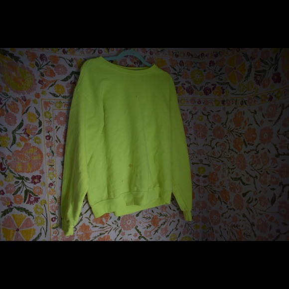 TRENDY LIME GREEN CREWNECK - Picture 2 of 3